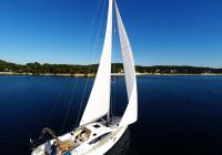 Segelyacht Segel Segel Segelboot blauer Himmel Meeresbucht Kroatien